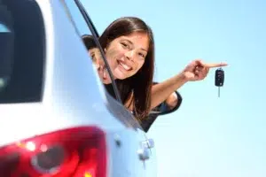 Location de voiture femme heureuse